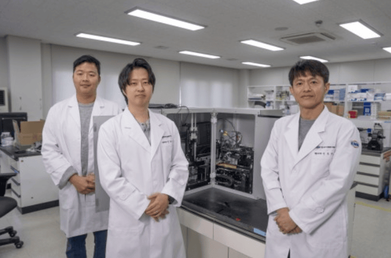 From right: Dongkyu Lee, Head of the Diagnostic Sensor Research Laboratory, Chanyong Park, Senior Researcher, and Changha Woo, Postdoctoral Researcher, at the Korea Institute of Machinery and Materials (KIMM).